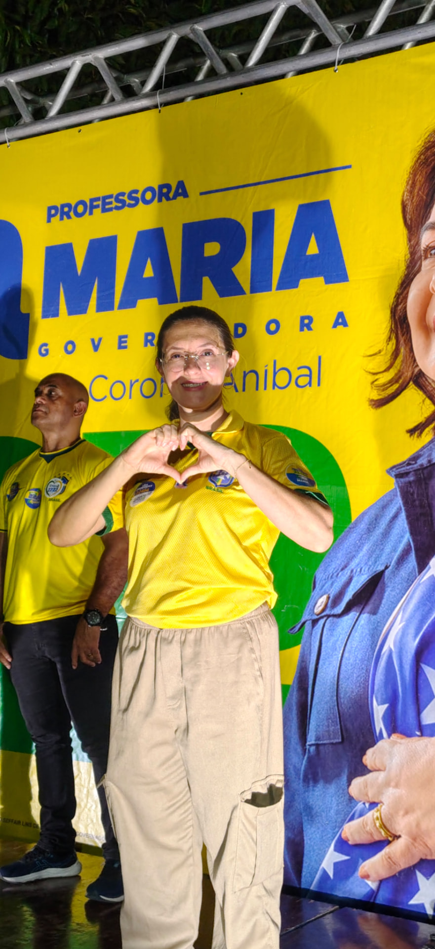 Leia Fernandes no palco fazendo gesto de coração