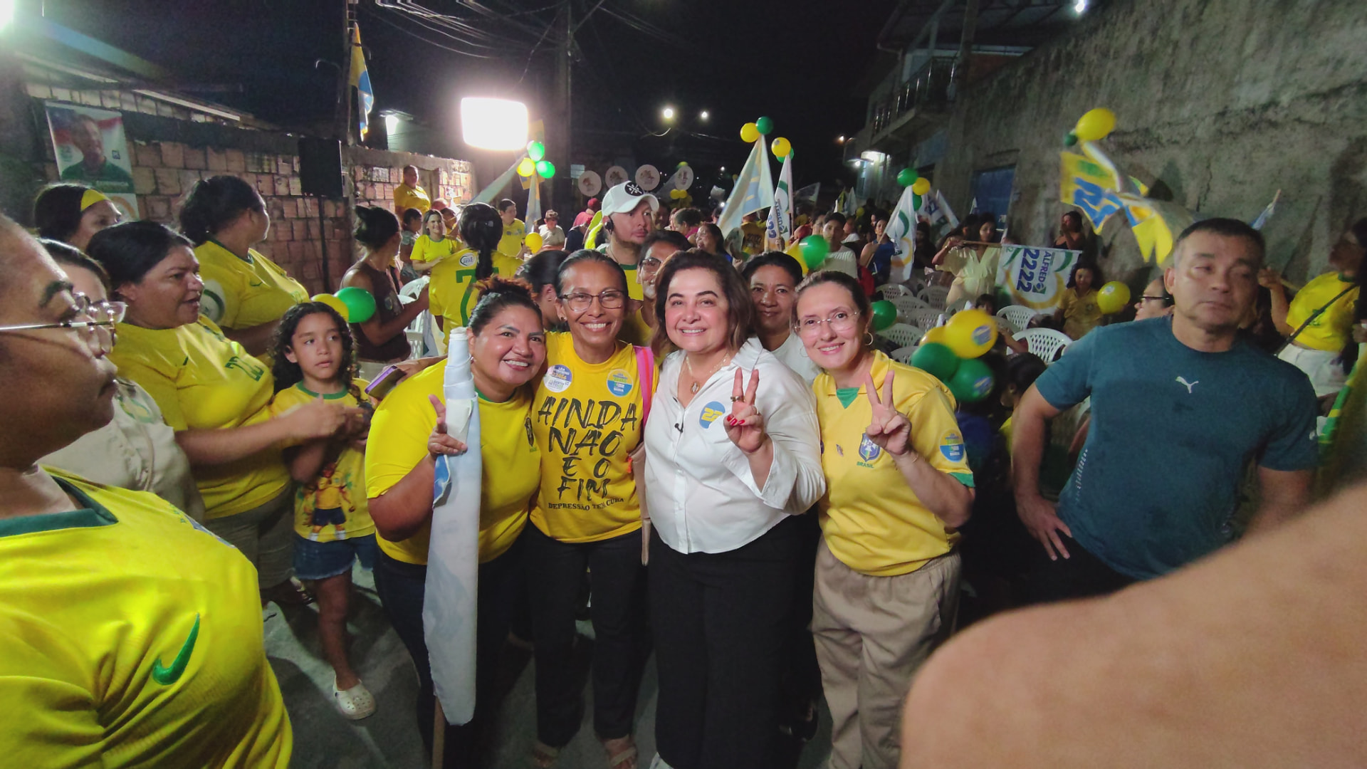 Leia Fernandes em caminhada com apoiadores